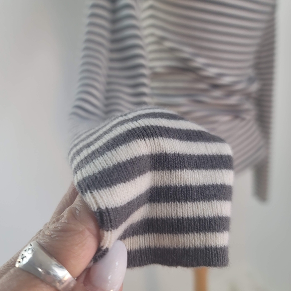 CLUB MONACO 100% CASHMERE STRIPED LONG SLEEVE BOAT NECK WOMEN'S SIZE SMALL - Picture 2 of 16